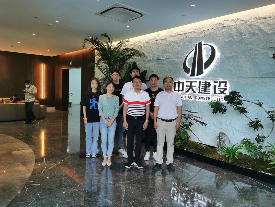 浙江中天恒筑钢构有限公司领导与金年会金字招牌至上网站师生合影